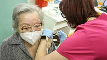 Očkování seniorů vakcínou proti koronaviru v Městské nemocnici v Čáslavi.