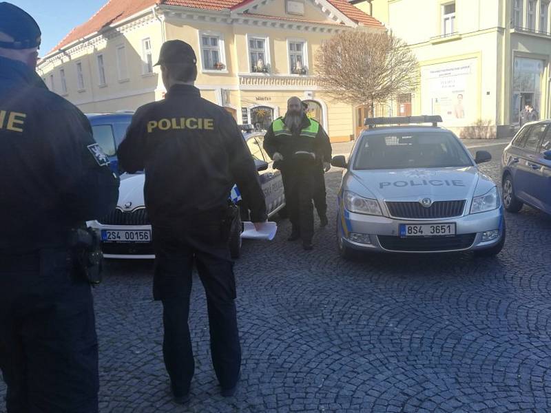 Policejní kontrola ubytovacích zařízení v Čáslavi.