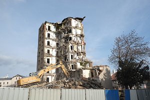 Demolice věžáku č.p. 555 v Uhelné ulici, Kutná Hora, prosinec 2013.