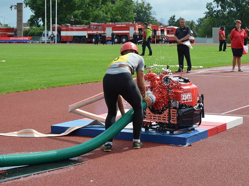 Z krajské soutěže v požárním sportu profesionálních a dobrovolných hasičů na stadionu Olympia v Kutné Hoře.