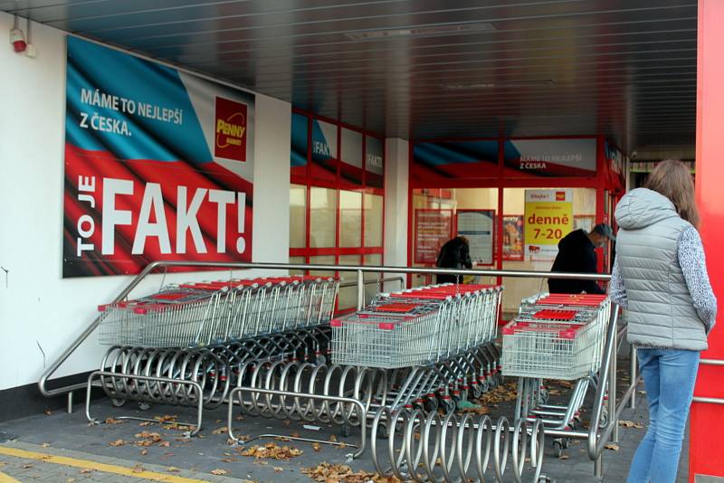 Méně vozíků, fronty žádné. Obchodní domy na Kutnohorsku nová omezení zvládají.