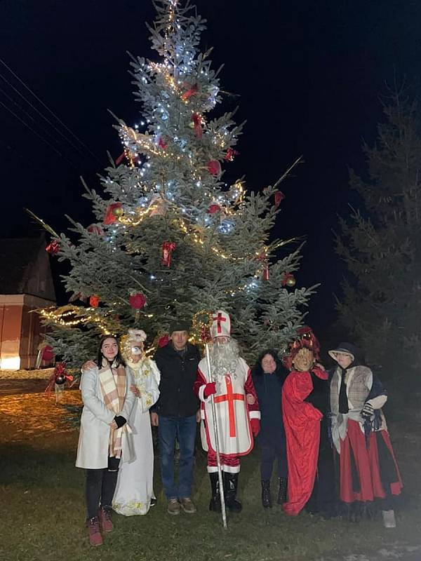 Rozsvícení vánočního stromu a Mikuláš v Ratajích nad Sázavou.