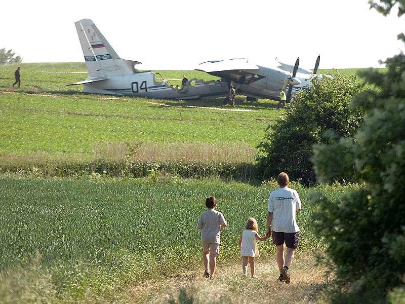 Havarované vojenské letadlo An-30 nedaleko letiště v Chotusicích. 24.5.2012