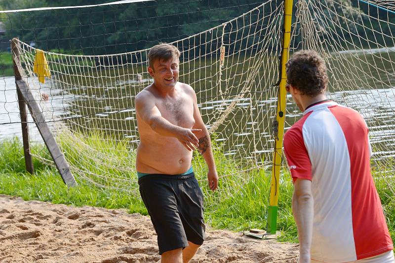 Uhlířské Janovice zažily kamarádský turnaj v beach volejbalu.