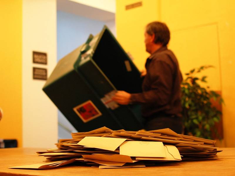 Sčítání hlasů při komunálních volbách 2014 v Kutné Hoře.