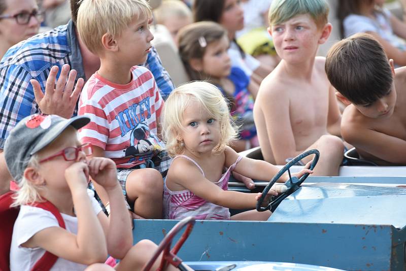 Předvečer 7. ročníku bejbypankového festivalu Kefír.