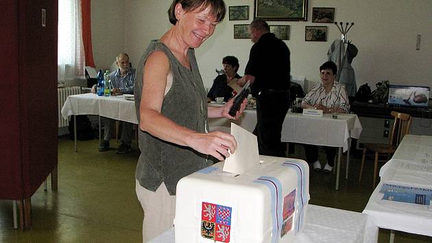První voličkou byla Lenka Doležalová s partnerem.