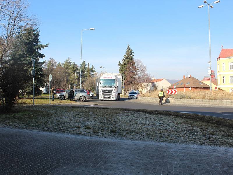 Dopravní nehoda na kruhovém objezdu u kláštera řádu svaté Voršily v Kutné Hoře.