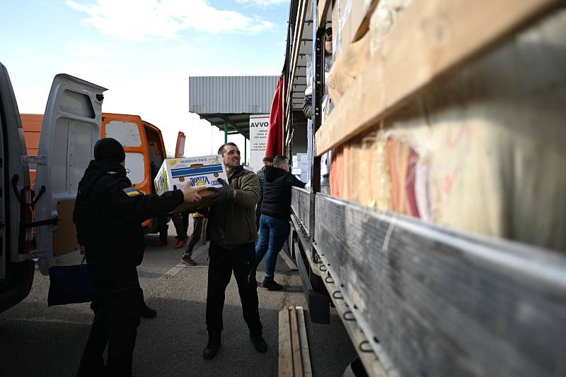 Z předávky humanitární pomoci z Kutné Hory na slovensko-ukrajinské hranici v obci Vyšné Nemecké.