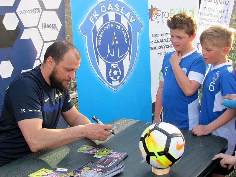 Z autogramiády bývalého fotbalového reprezentanta Tomáše Ujfalušiho.