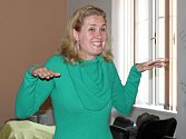 Lektorka Kateřina Frodlová v Čáslavi seznamovala s jógou smíchu.
