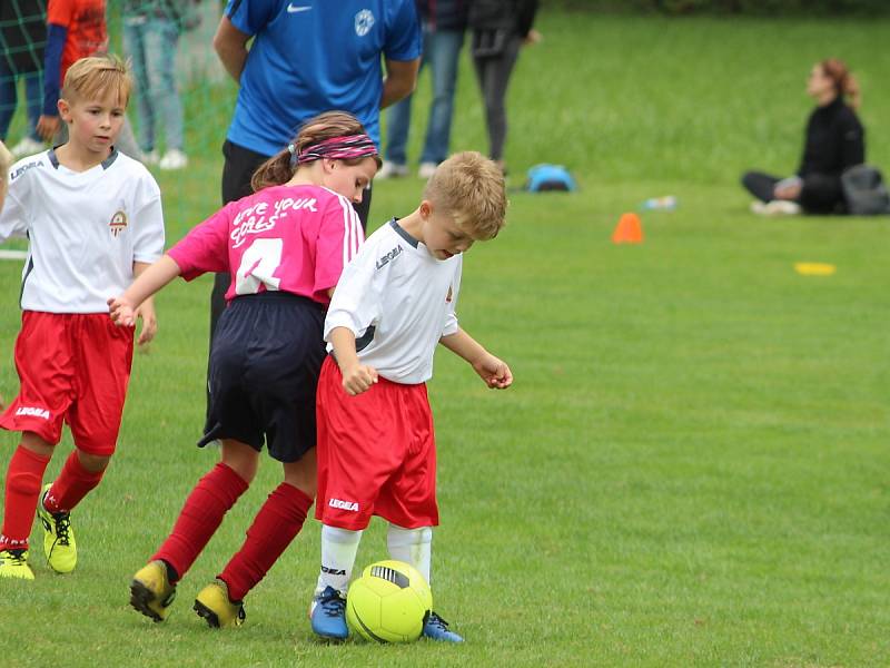 Z fotbalového turnaje mladších přípravek v Tupadlech: FK Čáslav dívky - TJ Star Tupadly 9:1.