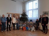 Vánoční sbírka pro Barboru: předání dárků klientům Domova Barbora v Kutné Hoře.