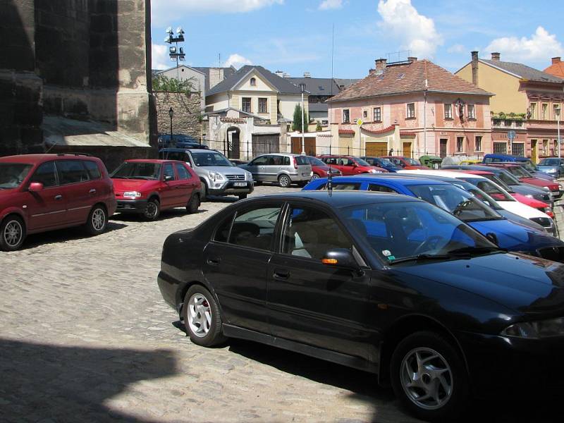 Obsazení parkovacích míst u Vlašského dvora.