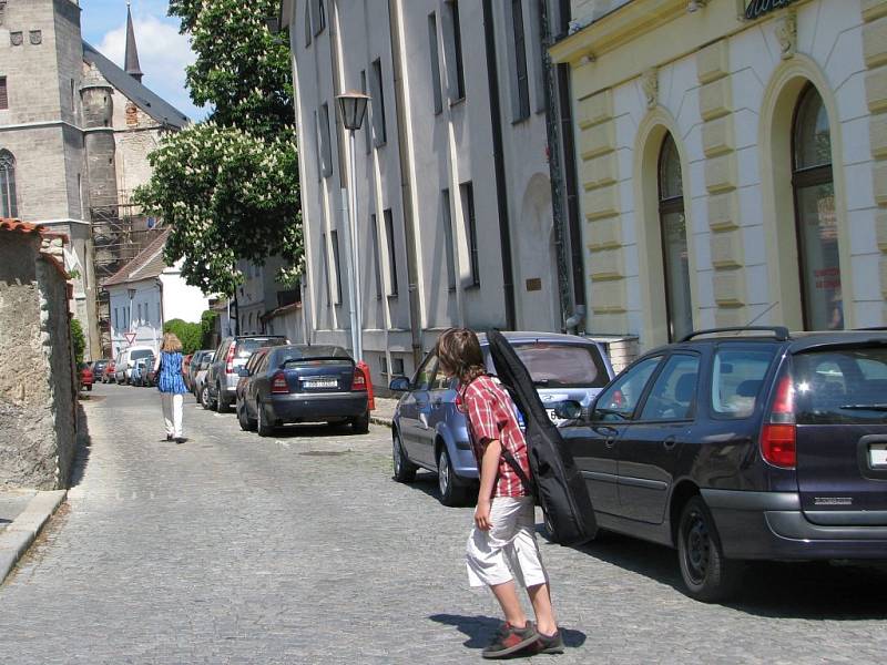 Obsazení parkovacích míst v ulici u kostela Matky Boží.