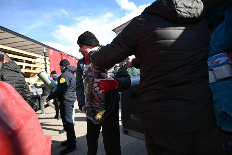 Z předávky humanitární pomoci z Kutné Hory na slovensko-ukrajinské hranici v obci Vyšné Nemecké.