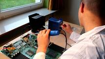 SOŠ a SOU řemesel v Kutné Hoře má novou laboratoř pro výuku mikroelektroniky.