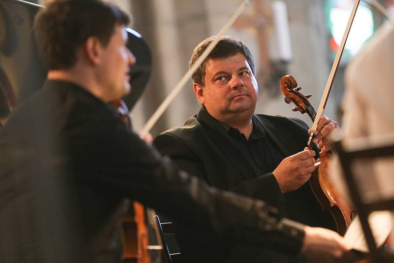 Mezinárodní hudební festival Kutná Hora: zkouška na koncert Okna v chrámu svaté Barbory.