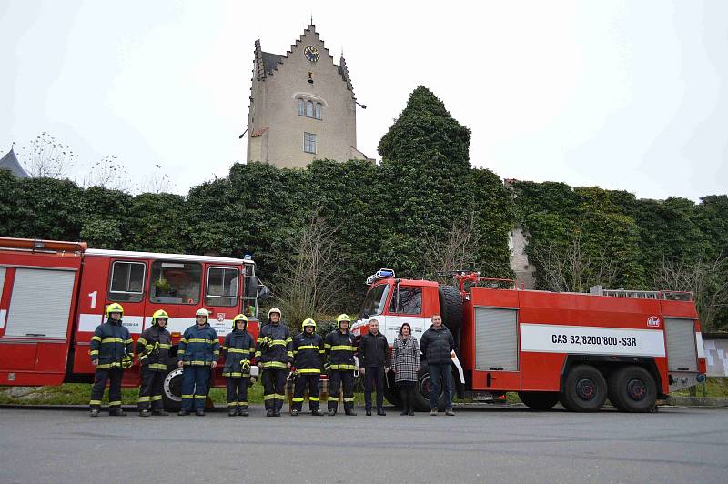 Z předání AED defibrilátoru a dalšího zdravotnického vybavení dobrovolným hasičům ve Žlebech.
