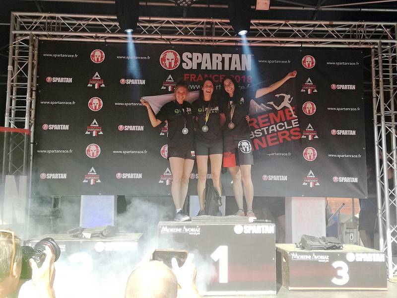 Nejlepší tři spartanky Evropanky věkové kategorie 25-29 let. Zleva druhá Agata Pietroszek z Polska, vítězka Martina Fabiánová z Kutné Hory a třetí Gabriela Dubská ze Slovenska.