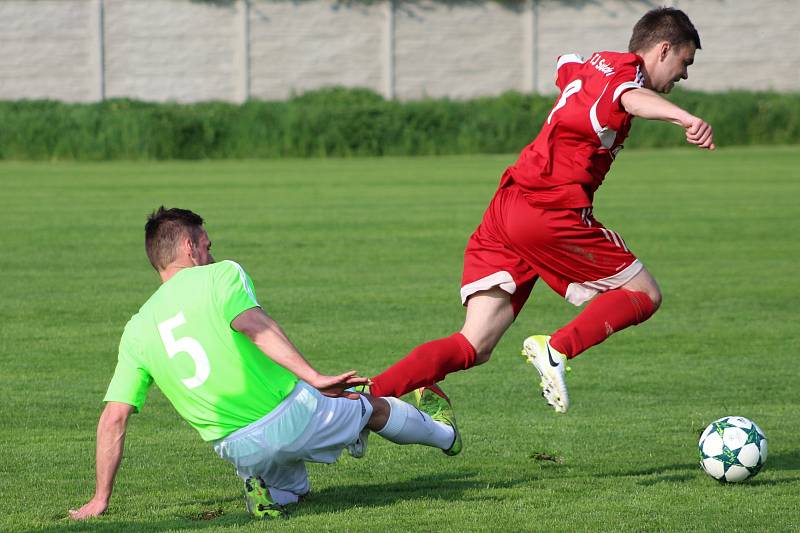 Fotbalisté Hlízova porazili Suchdol a vedou okresní přebor s náskokem dvanácti bodů.