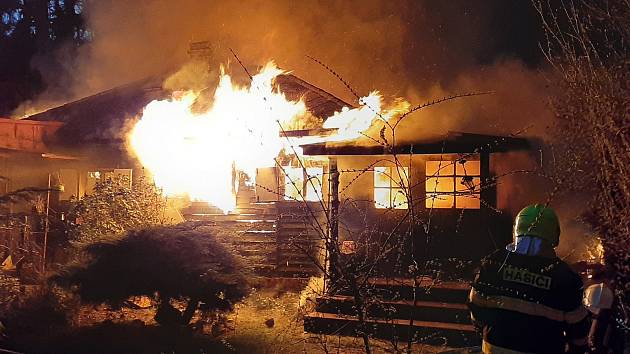 Zásah hasičů v chatové osadě Vidlák při požáru dvou chat a kůlny.
