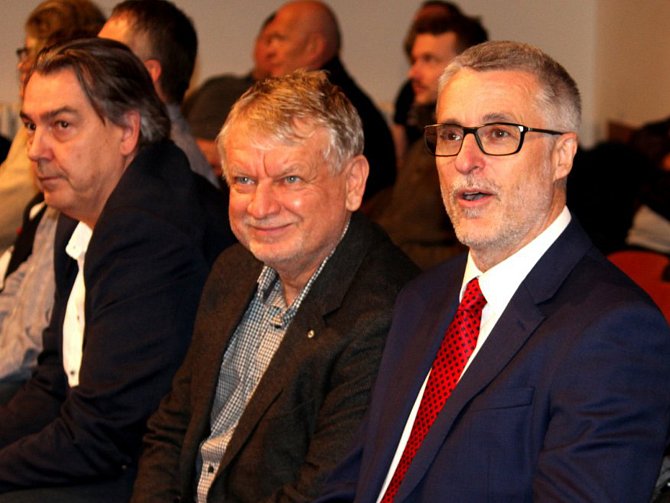 Ředitel Oblastní nemocnice v Kolíně Petr Chudomel (vpravo) na zasedání kutnohorských zastupitelů.