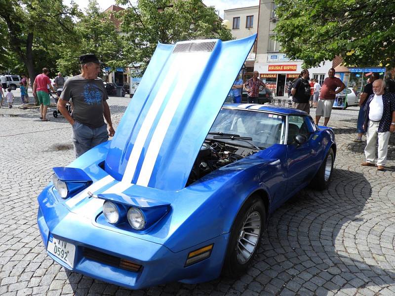 Tradiční sraz vozů Porsche a Chevrolet Corvette se uskutečnil na čáslavském náměstí Jana Žižky z Trocnova.