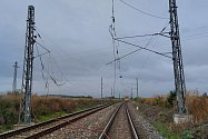 Strhlé trakční vedení na železnici mezi Kutnou Horou a Čáslaví.