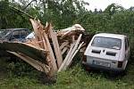 Následky větrné smršti ve Zbraslavicích.