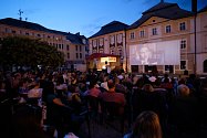 Promítání kinematografu bratří Čadíků na Palackého náměstí v Kutné Hoře.