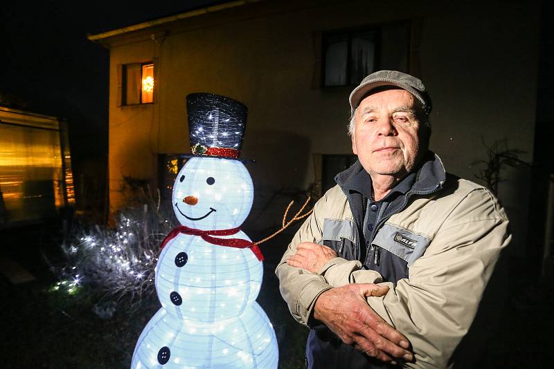 Výzdoba rodinného domu Miloslava Jareše ze Žlebů na Kutnohorsku.