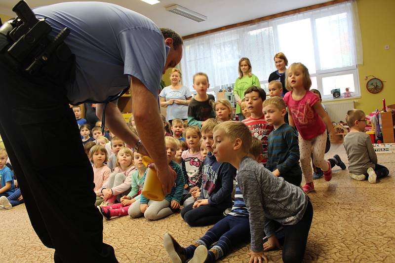 Policisté navštívili děti v Mateřské škole Pohádka