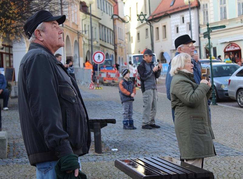 Vánoční strom přivezli na Palackého náměstí v Kutné Hoře ve čtvrtek 23. listopadu.