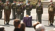 Z pietního ceremoniálu k převozu ostatků někdejšího velitele československé rozvědky Františka Moravce do rodné Čáslavi a jejich uložení v kolumbáriu na místním hřbitově.