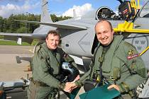 Jako první český pilot přistál s gripenem na čáslavské dráze podplukovník Michael Borůvka (vpravo).