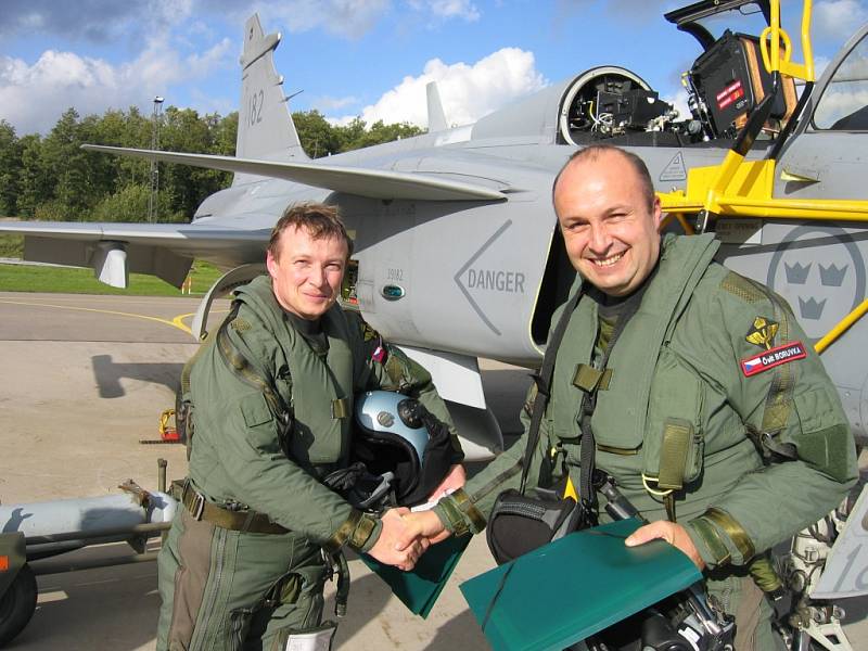 Jako první český pilot přistál s gripenem na čáslavské dráze podplukovník Michael Borůvka (vpravo).