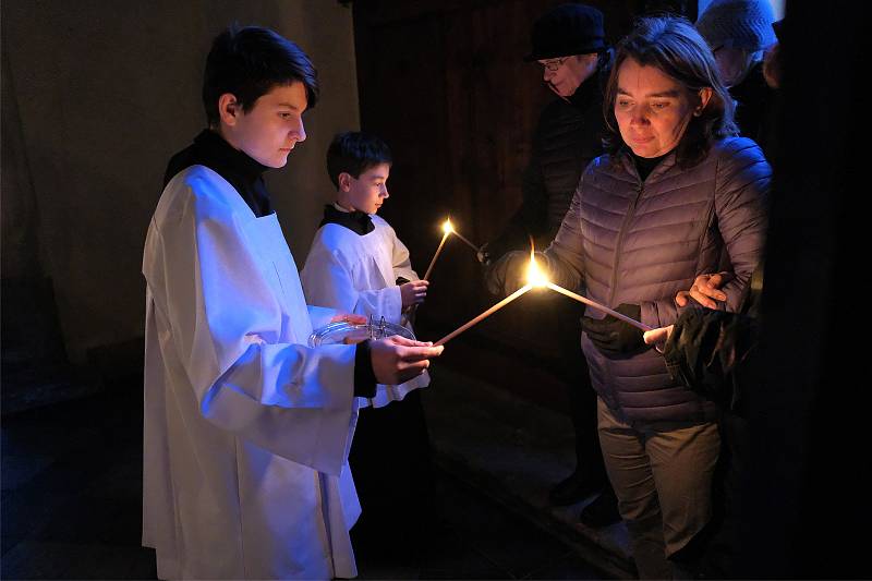 Velikonoční vigilie v arciděkanském kostele sv. Jakuba v Kutné Hoře.