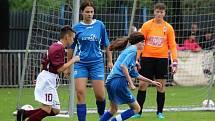 Z přátelského fotbalového zápasu: FK Uhlířské Janovice (mladší žáci) - FK Čáslav dívky (starší žákyně) 6:6 (3:2).