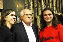 Dva slavní muzikanti a jejich velký fanoušek. Zleva: Dean Brown, Václav Klaus a Pavel Jakub Ryba.
