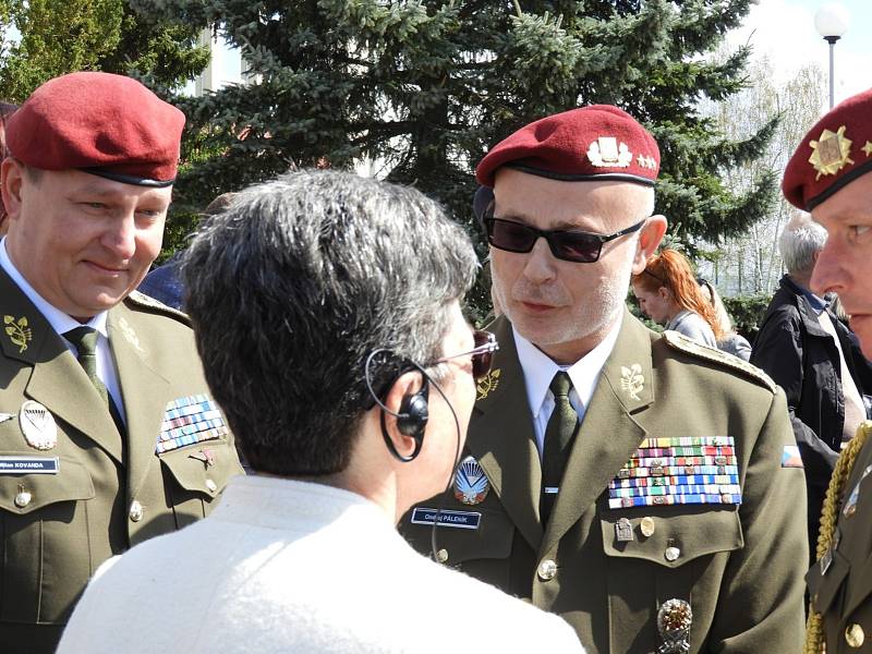 Z pietního ceremoniálu k převozu ostatků někdejšího velitele československé rozvědky Františka Moravce do rodné Čáslavi a jejich uložení v kolumbáriu na místním hřbitově.