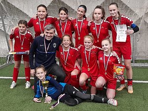 Dívčí výběr Okresního fotbalového svazu Kutná Hora kategorie WU14 na meziokresním turnaji na pražském Strahově.
