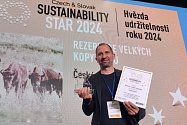 Zakladatel společnosti Česká krajina Dalibor Dostál s cenou Hvězda udržitelnosti roku 2024 pro Českou a Slovenskou republiku.