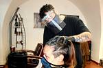 V Gino`s Barber Shopu v Kutné Hoře po rozvolnění opatření vydaných v souvislosti s pandemií koronaviru: stříhání v roušce a štítu je pro kadeřníky pořádný záhul.