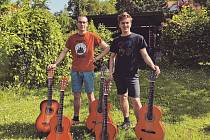 Kytary ze sběrného dvora dělají díky bratrancům Němečkovým radost ve školách.