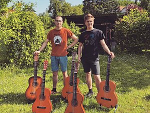 Kytary ze sběrného dvora dělají díky bratrancům Němečkovým radost ve školách.