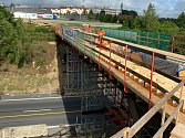 Z výstavby mostu, který bude nad silničním obchvatem města součástí cyklostezky mezi Čáslaví a Filipovem.