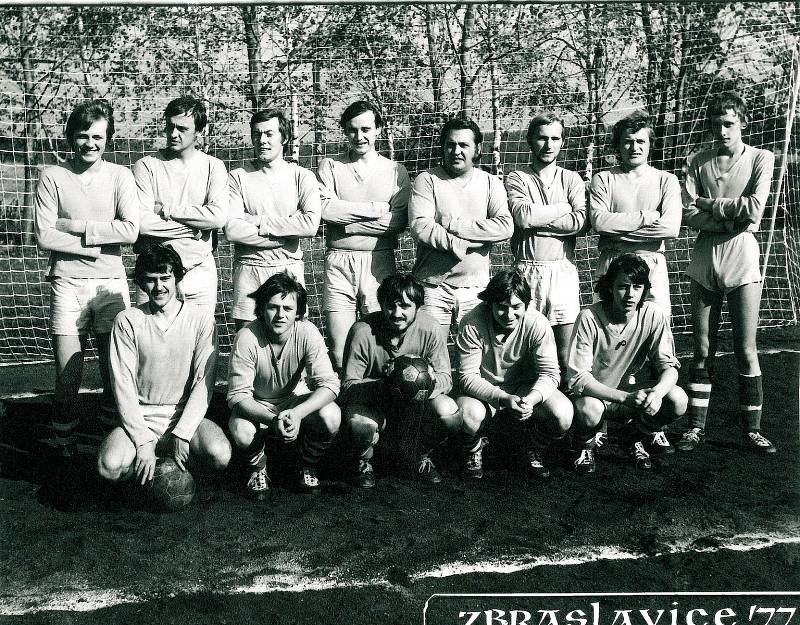 Mužstvo kopané, snímek z 9. října 1977, stojící zleva: Tvrdík, Samek, Benda, Havlovic, Pekař, Petříček, Špička, Houra I.; vpředu: Táborský, Prchal, Chudoba T., Chudoba J., Houra V,