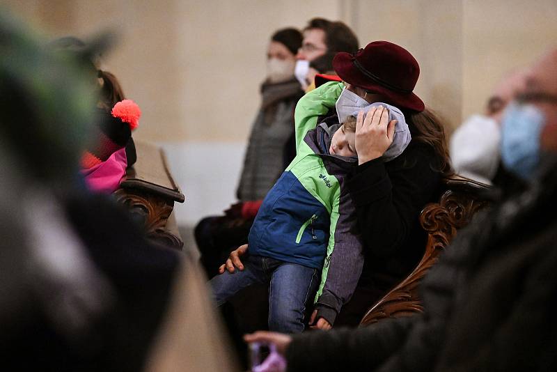 Z adventního koncertu studentů Církevního gymnázia v Kutné Hoře v sedlecké katedrále Nanebevzetí Panny Marie a svatého Jana Křtitele.