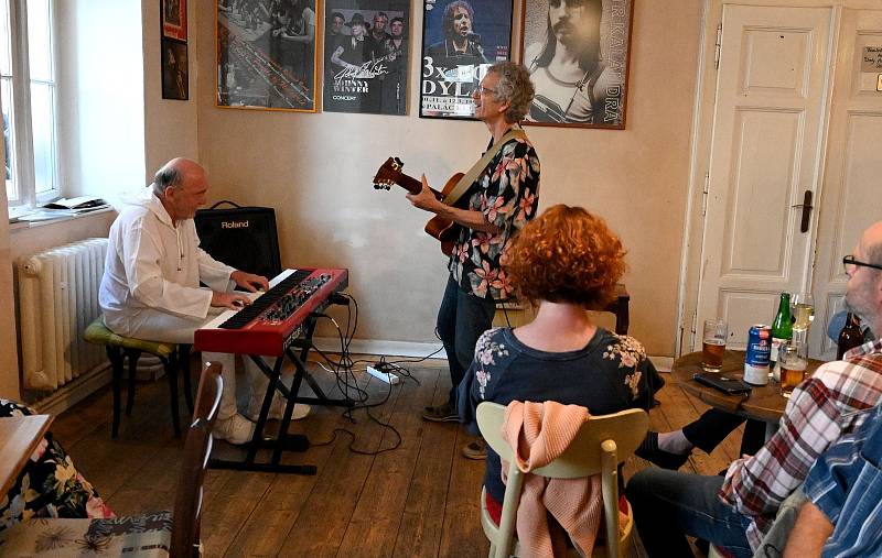 Martin Kratochvil & Tony Ackerman v kutnohorském Blues Café 21.5.2022.